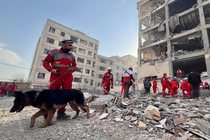 Efectivos de la Media Luna Roja iraní intervienen en una zona castigada por los ataques de Estados Unidos e Israel contra el país centroasiático. Imagen de archivo