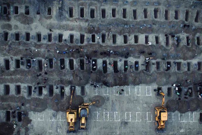 Archivo - Funeral celebrado por las alumnas y el personal de la escuela primaria femenina Sayare Tayiba de Minab  fallecidas en un ataque contra el centro, situado en Hormozgán, al sur de Irán