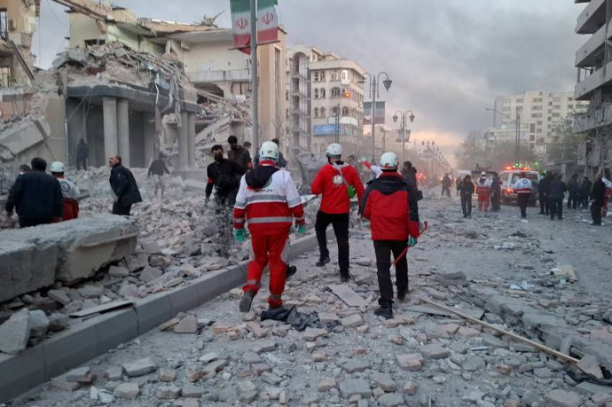 07 March 2026, Iran, Teheran: Members of the Iranian Red Crescent Society (IRCS) rescue teams work at the site of a building damaged in an airstrike in Iran, following the strikes launched by the United States and Israel on February 28, which killed 
