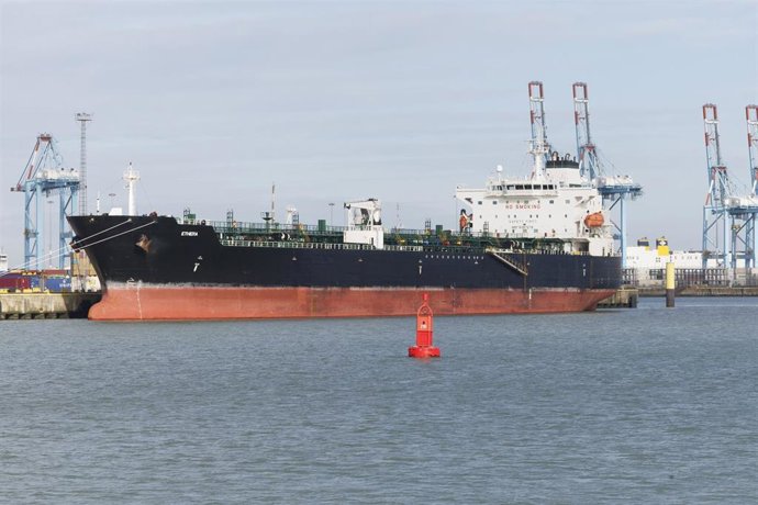 El petrolero 'Ethera', atribuido a la flota fantasma empleada por Rusia para eludir las sanciones por la guerra de Ucrania, fotografiado en la base naval de Zeebrugge, Bélgica, tras su incautación por parte de las autoridades belgas y francesas