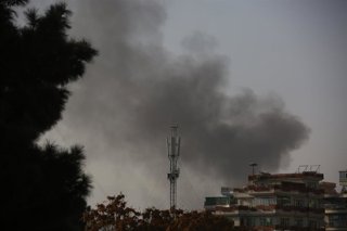 Archivo - Columna de humo sobre la capital afgana, Kabul, tras un bombardeo en la misma