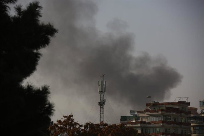 Archivo - Columna de humo sobre la capital afgana, Kabul, tras un bombardeo en la misma