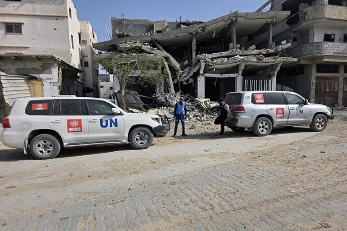 15 de fevereiro de 2026, Khan Yunis, Faixa de Gaza, Território Palestino: A transferência de pacientes e feridos, juntamente com seus acompanhantes, continua a partir da Faixa de Gaza em ambulâncias e ônibus da ONU, em preparação para sua transferência ao