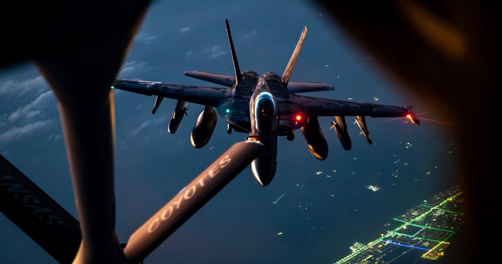 Un avión cisterna estadounidense KC-135