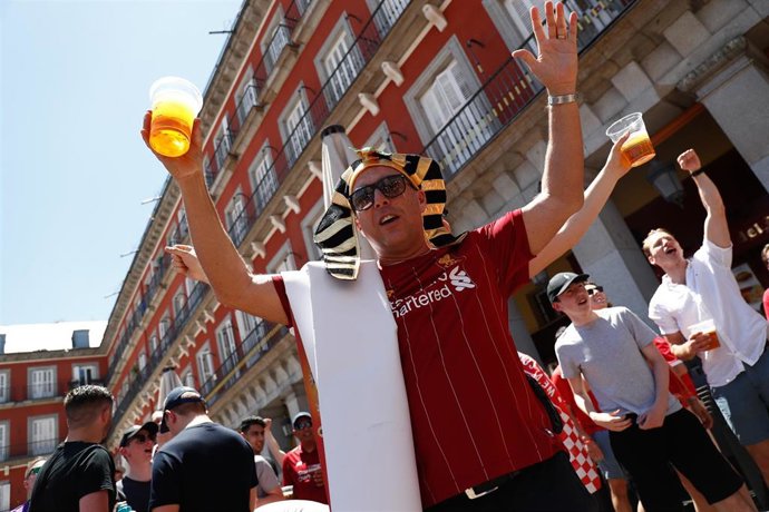 Archivo - Aficionados del Liverpool y del Tottenham se dan cita en la víspera de la final de la Liga de Campeones en la Plaza Mayor de Madrid, donde se celebra el UEFA Champions Festival.