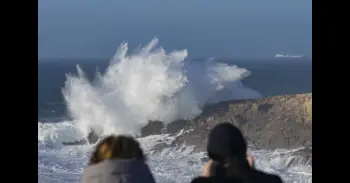 Las olas, el viento y la nieve ponen en aviso a cinco CCAA, con A Coruña en nivel naranja por oleaje