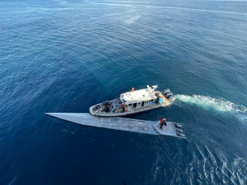 Archivo - Submarino que transportaba más de 2,6 toneladas de droga en el Pacífico colombiano