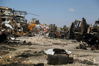 Archivo - Maquinaria pesada destruida por un ataque aéreo israelí en el sur del Líbano