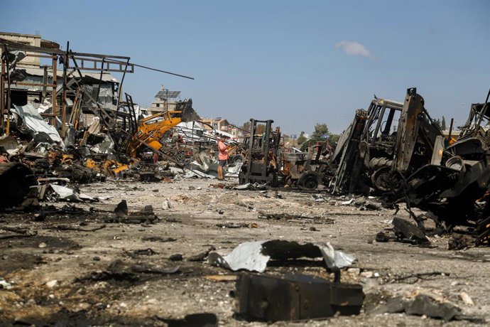 Archivo - Arquivo - 4 de setembro de 2025, Ansarieh, Ansarieh, Líbano: Um jovem libanês em meio a equipamentos pesados destruídos por um ataque aéreo israelense durante a madrugada em um complexo industrial na cidade costeira de Ansarieh, no sul do Líbano