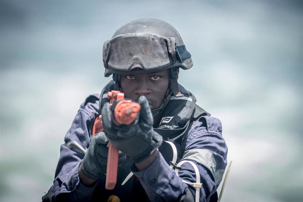 Archivo - Un militar de Senegal durante unas maniobras en el océano Atlántico (archivo)