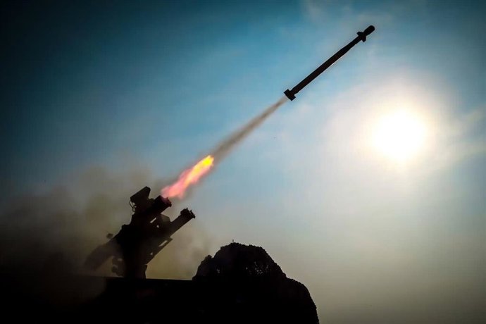 Archivo - Arquivo - 4 de dezembro de 2025, Estreito de Ormuz, Golfo Pérsico, Irã: Um míssil da Guarda Revolucionária Islâmica (IRGC) é lançado durante um exercício militar na costa sul do Irã. A Marinha da IRGC iniciou um exercício de dois dias que abrang