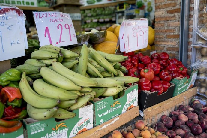 Archivo - Precios en una frutería, a 11 de agosto de 2023, en Móstoles, Madrid (España)