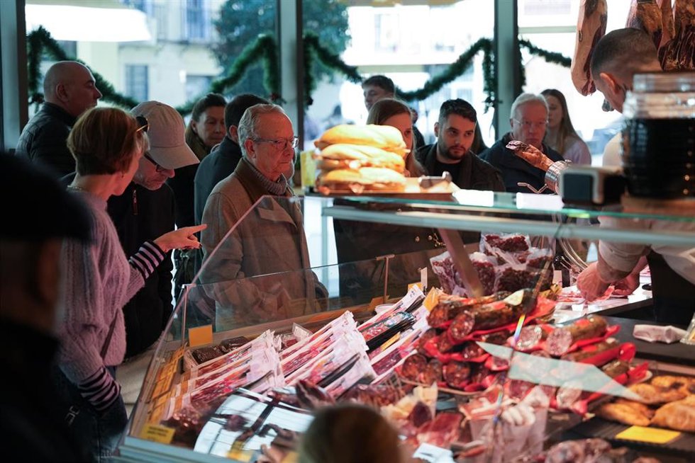 Archivo - Varias personas en el mercado de abastos realizan sus comprar el día previo a la cena de Nochebuena. A 23 de diciembre de 2024, en Sevilla (Andalucía, España). 