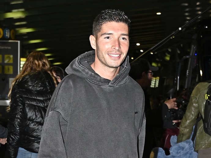 Álex Ghita en el Aeropuerto Adolfo Suárez Madrid-Barajas para viajar a Honduras