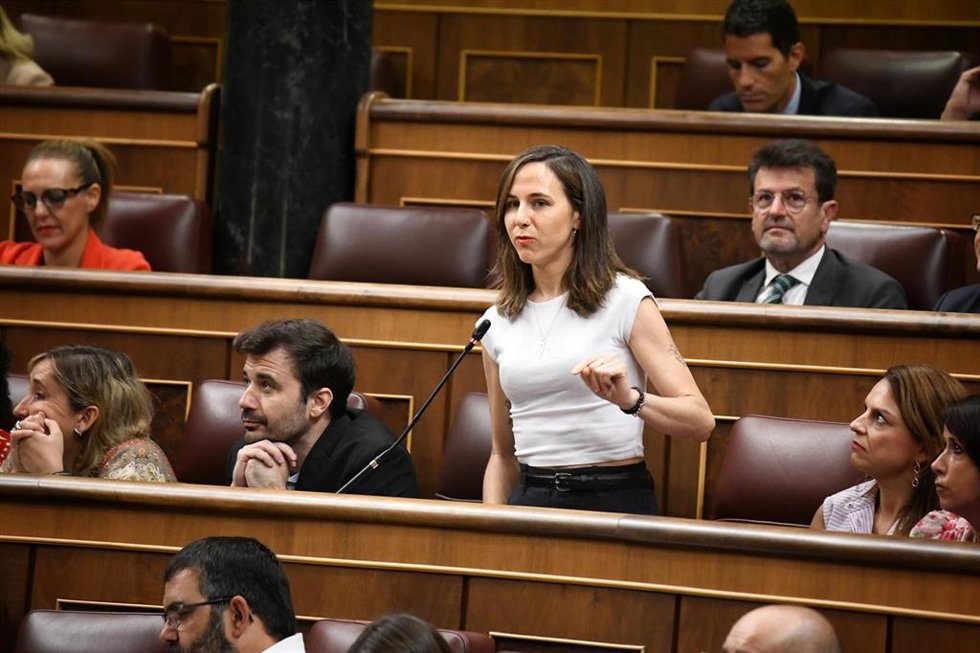 Archivo - La secretaria general de Podemos, Ione Belarra, interviene durante una sesión de control en el Congreso 