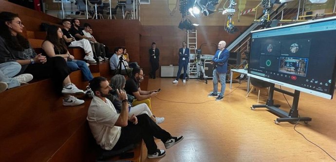 Antonio Giménez-Palazón impartiendo clase en la UCAM