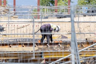 Archivo - Un obrero trabaja en la construcción de una vivienda nueva