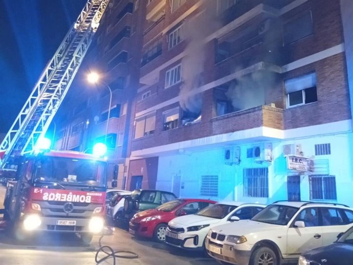 Camión de bomberos en el incendio en una vivienda de la calle Manuel García Matos de Badajoz.