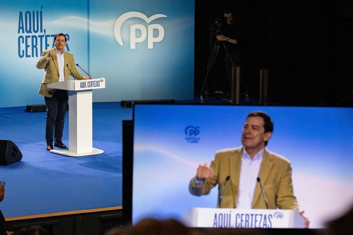 El presidente de la Junta y candidato a la reelección, Alfonso Fernández Mañueco, durante un acto de campaña en Ávila