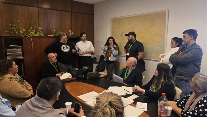 El candidato de Por Andalucía, Ernesto Alba, ha mantenido en el Parlamento de Andalucía una reunión con varias familias de la localidad malagueña de Manilva que se enfrentan a ser desahuciadas de sus viviendas.