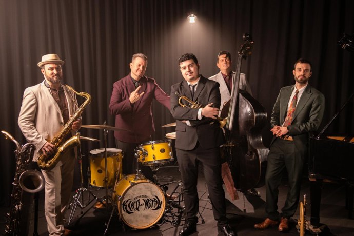 La banda Kind of Metal es un quinteto clásico integrado por instrumentistas de primer nivel cuyo repertorio incluye versiones jazzísticas de clásicos del heavy metal y el hard rock.