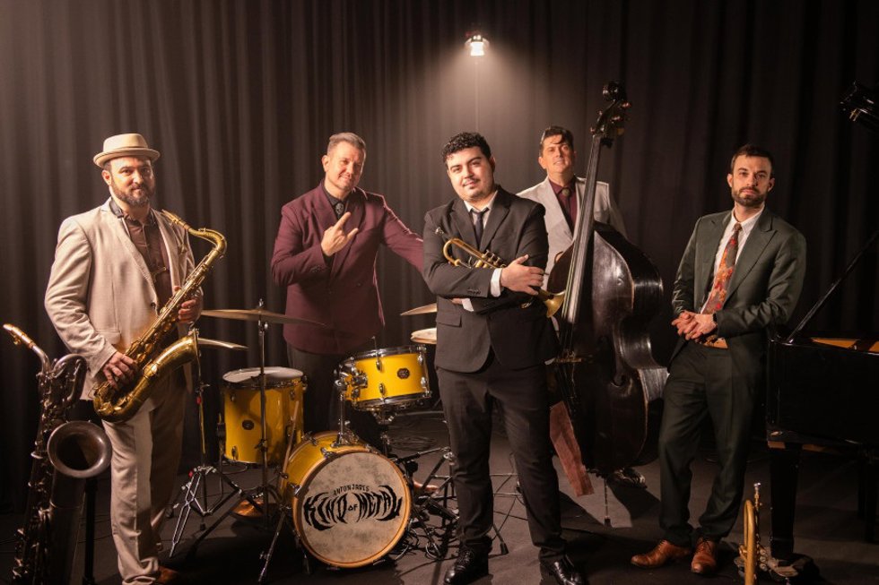 La banda Kind of Metal es un quinteto clásico integrado por instrumentistas de primer nivel cuyo repertorio incluye versiones jazzísticas de clásicos del heavy metal y el hard rock.