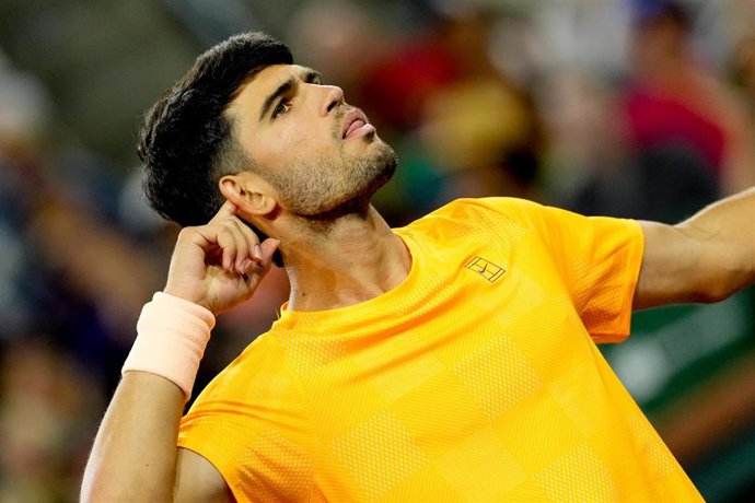 El tenista español Carlos Alcaraz celebrando un punto en Indian Wells.