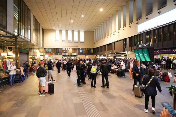 Archivo - Vestíbulo de la estación de Santa Justa de Sevilla