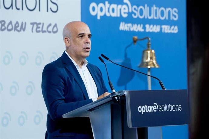 Archivo - El consejero delegado de Optare Solutions, Luis Álvarez-Sestelo, durante el toque de campana.
