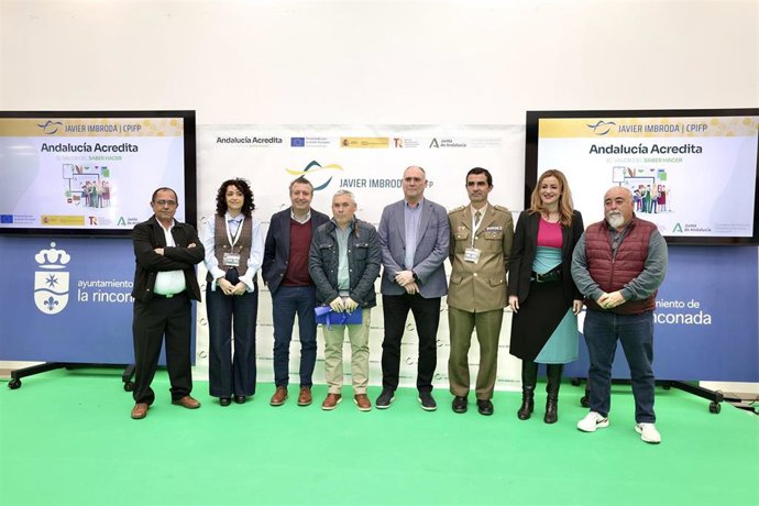 Foto de familia tras el acto público en el Centro Integrado de FP Javier Imbroda.