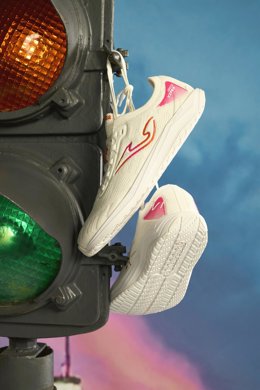 Archivo - Joma presenta 'Viper Barefoot', el calzado para la recuperación activa del deportista.