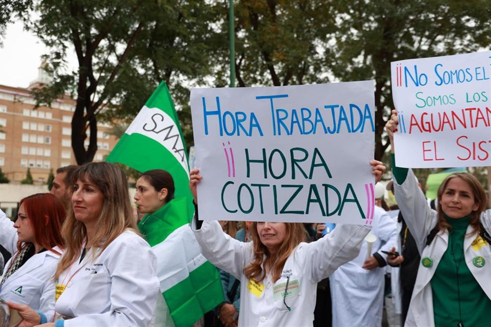 Manifestación convocada por el Sindicato Médico Andaluz con motivo de la tercera jornada consecutiva de huelga contra el estatuto marco aprobado por el Ministerio de Sanidad. A 18 de febrero de 2026, en Sevilla (Andalucía, España).