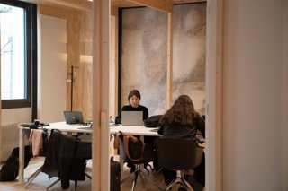 Archivo - Varias personas trabajan en un equipamiento de industrias creativas 