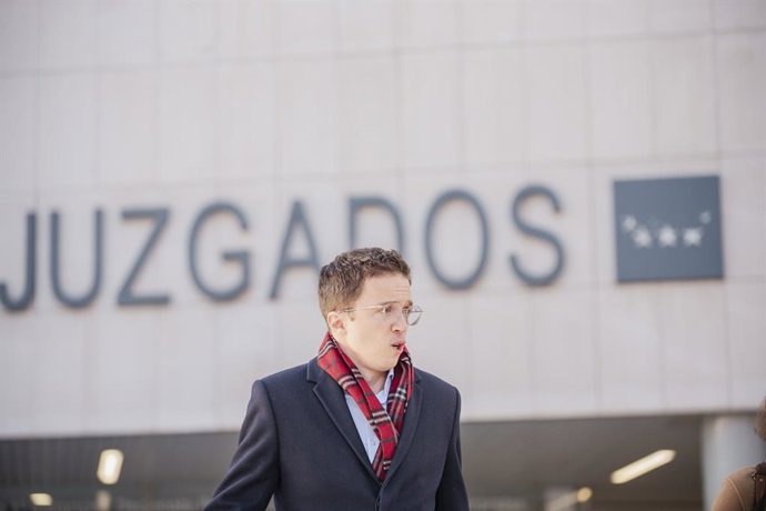 Archivo - El ex portavoz de Sumar en el Congreso Iñigo Errejón sale de declarar en los juzgados de Plaza de Castilla, a 16 de enero de 2025, en Madrid (España). 