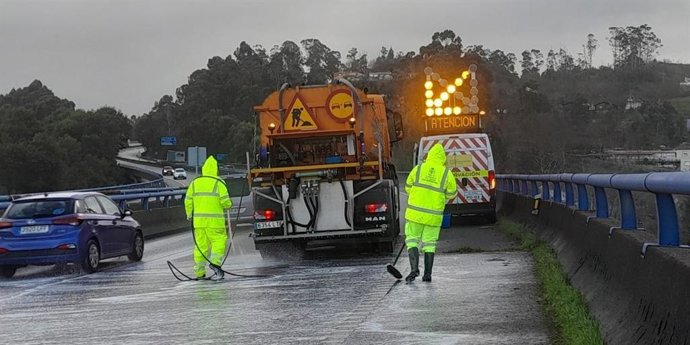 Archivo - Imagen de un operario en una carretera.