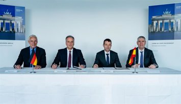 Roland Greiner, vicepresidente de Ventas Internacionales de Diehl para Latinoamérica, España y Portugal; Helmut Rauch, CEO de Diehl Defence; Ángel Escribano, presidente ejecutivo de Indra Group; José Vicente de los Mozos, consejero delegado de Indra Group