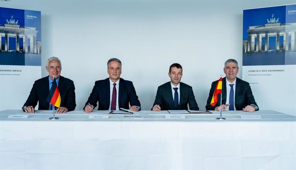 Roland Greiner, vicepresidente de Ventas Internacionales de Diehl para Latinoamérica, España y Portugal; Helmut Rauch, CEO de Diehl Defence; Ángel Escribano, presidente ejecutivo de Indra Group; José Vicente de los Mozos, consejero delegado de Indra Gro