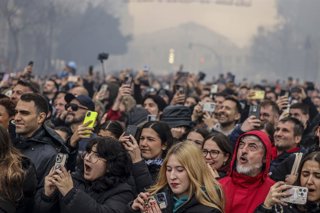 Archivo - Arxive - Diverses persones observen la mascletà