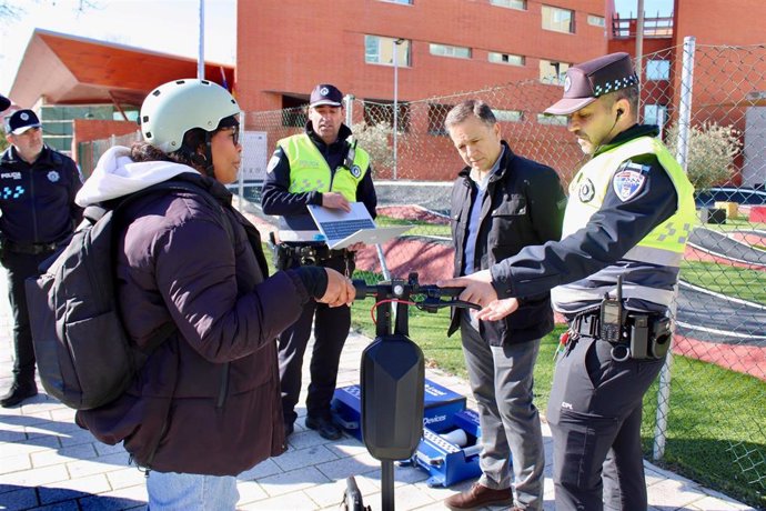 El alcalde de Albacete, Manuel Serrano, junto al nuevo dispositivo de Policía Local.