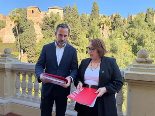 El concejal portavoz socialista en el Ayuntamiento de Málaga, Daniel Pérez, acompañado de la responsable socialista en el área municipal de Vivienda, Carmen Martín.