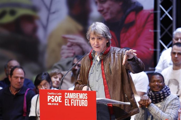 El candidato del PSOE a la Presidencia de la Junta, Carlos Martínez, durante un acto público en el Palacio de la Audiencia, a 7 de marzo de 2026, en Soria, Castilla y León (España). El candidato del PSOE a la Presidencia de la Junta de Castilla y León, Ca