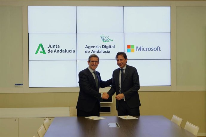 El consejero de Industria, Energía y Minas y presidente de la Agencia Digital de Andalucía (ADA) del Gobierno andaluz, Jorge Paradela, y el presidente de Microsoft Ibérica, Paco Salcedo, en la firma del Protocolo General de Actuación, en Madrid.