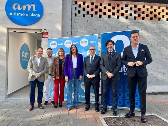 La consejera de Inclusión Social, Juventud, Familias e Igualdad, Loles López, ha visitado este viernes en Málaga las obras de construcción del nuevo centro de día Soliva para personas con trastorno del espectro autista (TEA) gravemente afectadas