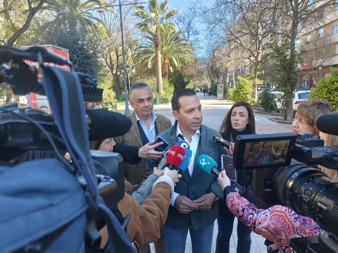 El presidente del Grupo Parlamentario de Vox en la Asamblea de Extremadura, Óscar Fernández, atiende a los medios de comunicación en Cáceres