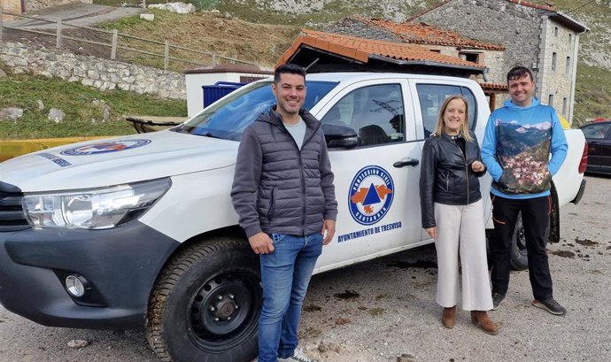 Archivo - La consejera de Presidencia, Isabel Urrutia, junto a las autoridades de Tresviso