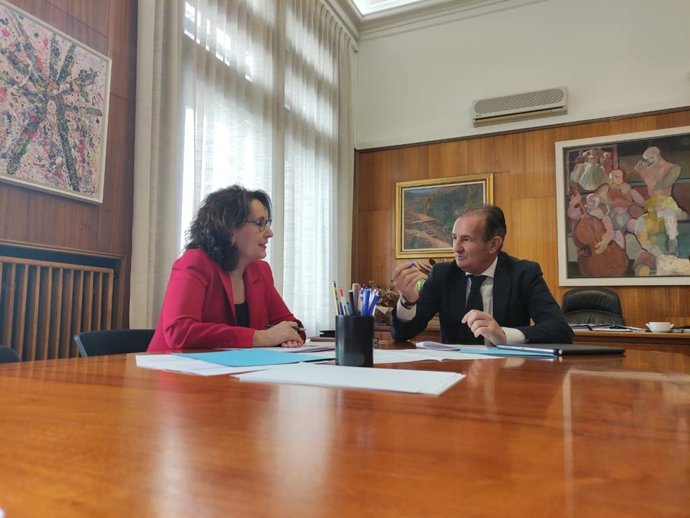 El consejero municipal de Presidencia y portavoz del grupo municipal del Partido Popular en el Ayuntamiento de Zaragoza, Ángel Lorén, y la portavoz del grupo municipal de Vox, Eva Torres, debaten la simplificación administrativa
