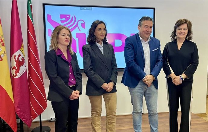 La candidata de UPL a la Presidencia de la Junta, Alicia Gallego (segunda por la izquierda), acompañada por representantes de su candidatura a las Cortes.