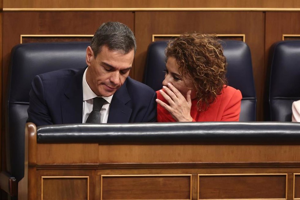 El presidente del Gobierno, Pedro Sánchez, y la vicepresidenta primera y ministra de Hacienda, María Jesús Montero, en una sesión de control al Gobierno. Archivo.
