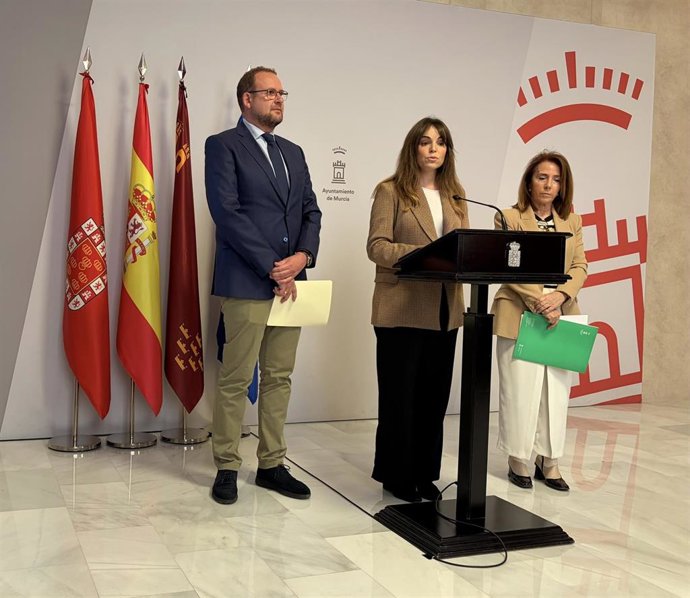 La vicealcaldesa del Ayuntamiento de Murcia, Rebeca Pérez, junto a los ediles Pepe Guillén y Belén López