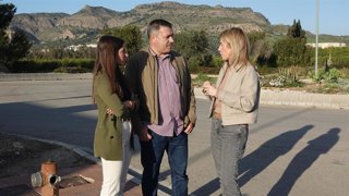 El secretario general del PSOE de Pizarra (Málaga), Juan Antonio Romero, junto a la diputada provincial y alcaldesa de Almogía, Antonia García, y la portavoz del PSOE de Málaga, Ana Villarejo.